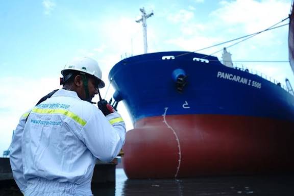 Potret pekerja lapangan emiten PSAT tampak menyambut kedatangan kapal. Foto: Istimewa. Pancaran Transport (PSAT) Jual Kapal Tug Boat Rp5,6M, Kenapa?