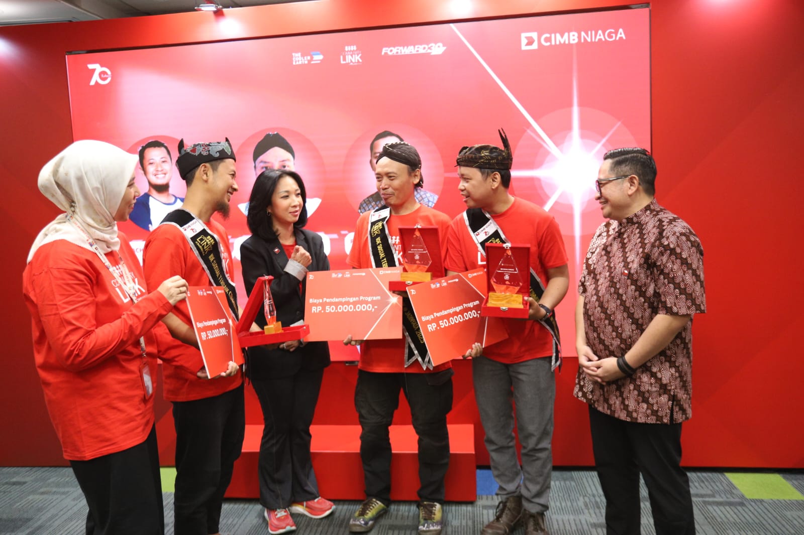 Head of Risk Control Unit Consumer Banking CIMB Niaga Maya Latif (ketiga kiri) bersama Corporate Communications Head CIMB Niaga Hery Kurniawan (kanan) dan Community Development Head CIMB Niaga Astrid Candrasari (kiri) berbincang dengan tiga pemenang kompetisi ide sosial Community Link #JadiNyata 2025 di Jakarta, Kamis (23/10/2025). CIMB Niaga (BNGA) Umumkan 3 Ide Sosial Terbaik Community Link 2025