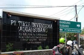 Gubernur Jawa Barat Dedi Mulyadi menemukan sumber air pabrik Aqua di Subang dari hasil bor sumur tanah, bukan air pegunungan. Dok. Inilah. Sidak Kang Dedi, Air Pabrik Aqua di Subang dari Bor Sumur Tanah