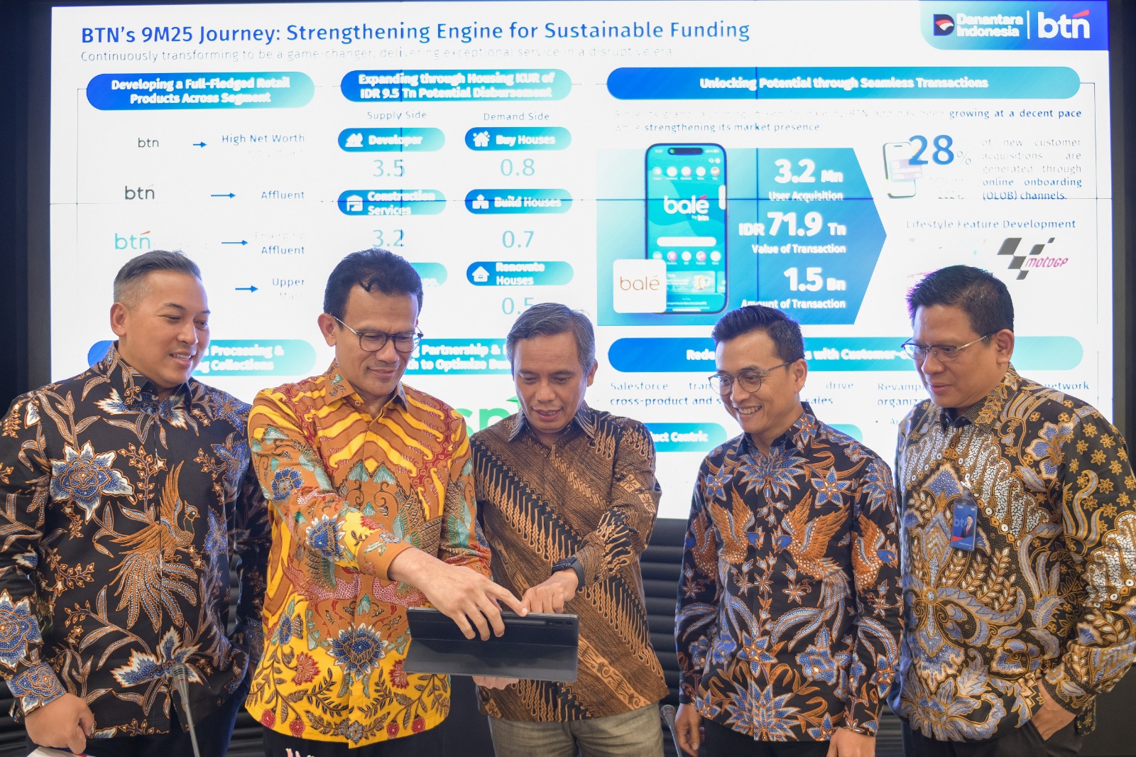 Direktur Utama PT Bank Tabungan Negara (Persero) Tbk Nixon LP Napitupulu (ketiga kiri) didampingi Direktur Network & Retail Funding BTN Rully Setiawan (kiri), Direktur Finance & Strategy BTN Nofry Rony Poetra (kedua kiri), Direktur Risk Management BTN Setiyo Wibowo (kedua kanan), dan SEVP Digital Business BTN Thomas Wahyudi (kanan) tersenyum melihat kinerja BTN per 30 September 2025 di Jakarta, Kamis (23/10). (Foto: Endang Muchtar). BTN Cetak Laba Rp2,3T, Naik 10,6% di Kuartal III-2025