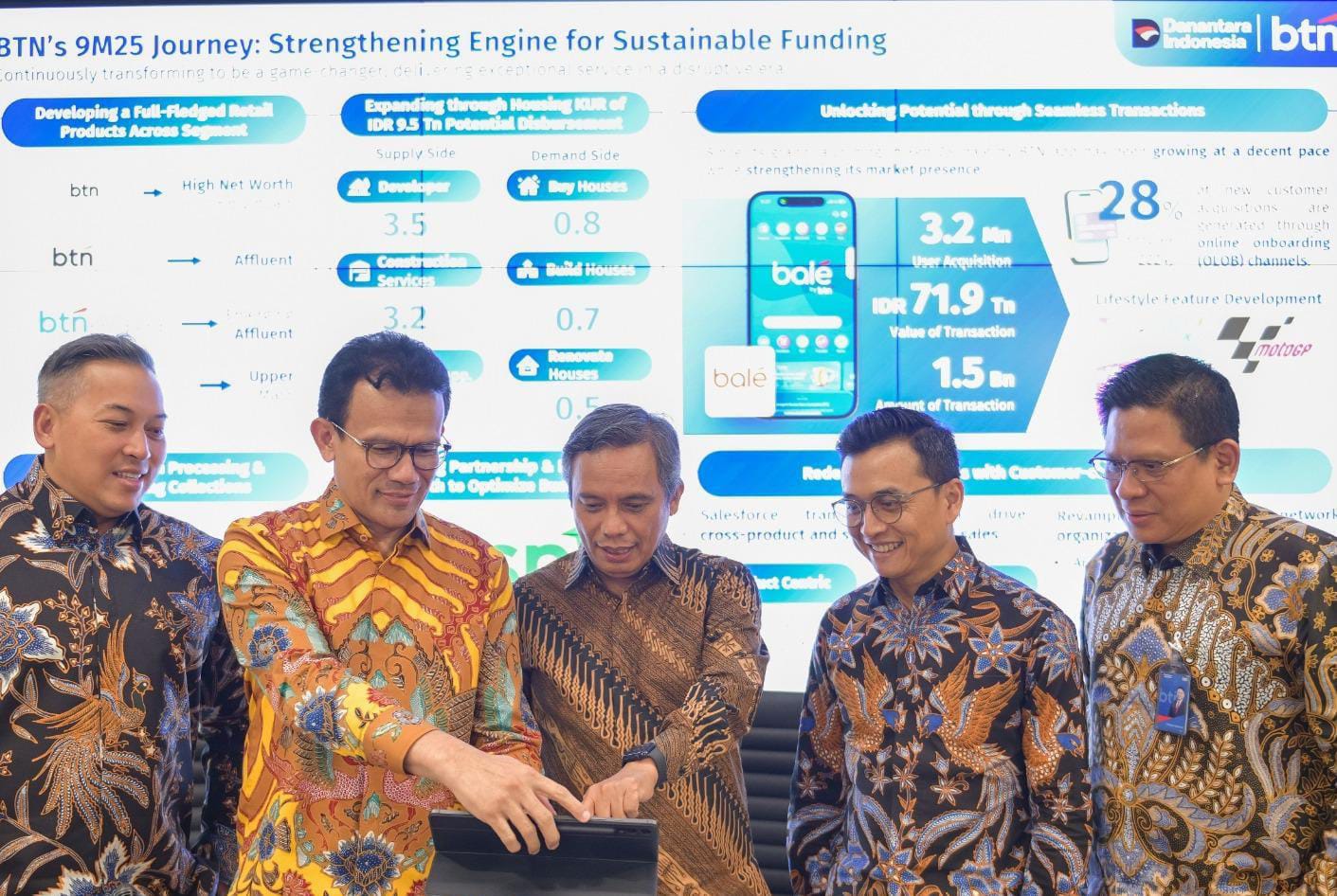 Direktur Utama PT Bank Tabungan Negara (Persero) Tbk Nixon LP Napitupulu (ketiga kiri) didampingi Direktur Network & Retail Funding BTN Rully Setiawan (kiri), Direktur Finance & Strategy BTN Nofry Rony Poetra (kedua kiri), Direktur Risk Management BTN Setiyo Wibowo (kedua kanan), dan SEVP Digital Business BTN Thomas Wahyudi (kanan) tersenyum melihat kinerja BTN per 30 September 2025 di Jakarta, Kamis (23/10). (Foto: Endang Muchtar). BTN Cetak Laba Rp2,3T, Naik 10,6% di Kuartal III-2025