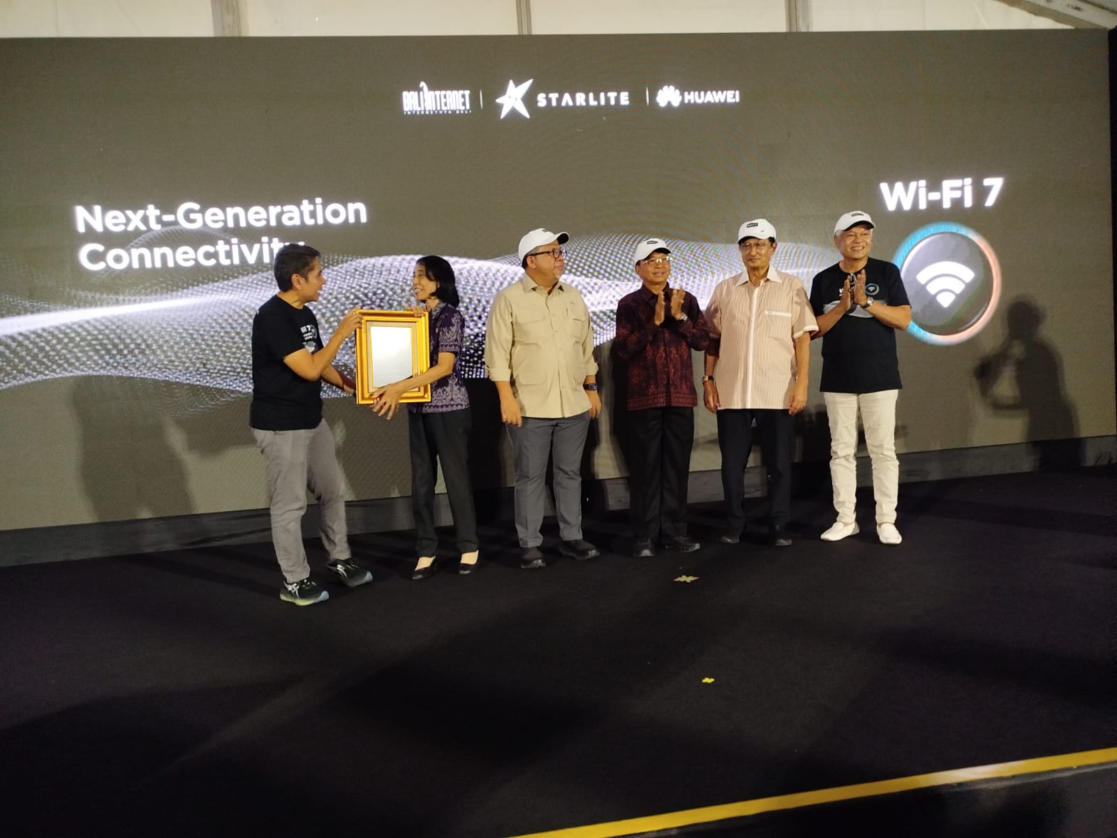 PT Solusi Sinergi digital Tbk (WIFI) bersama Huawei sediakan internet gratis untuk sekolah di Bali. DOK/ISTIMEWA Surge dan Huawei Akan Hadirkan 5G FWA untuk Proyek Internet Terjangkau