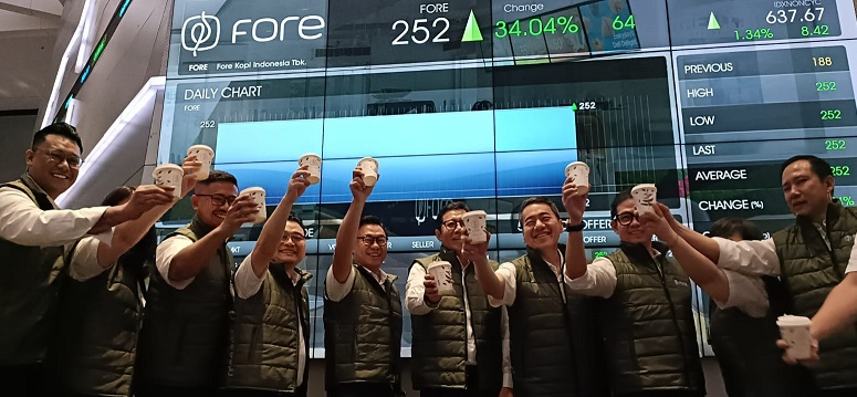 Pengurus FORE usai pencatatan perdana saham perseroan. FOTO - ISTIMEWA Laba Melejit 42 Persen, FORE Defisit Rp207 Miliar