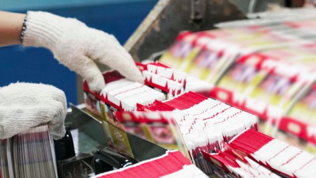 Seorang pekerja tampak mengorek-orek kertas bungkus rokok HM Sampoerna. FOTO - ISTIMEWA Komitmen! HMSP Sedot Patriot Bond Danantara Rp500 Miliar