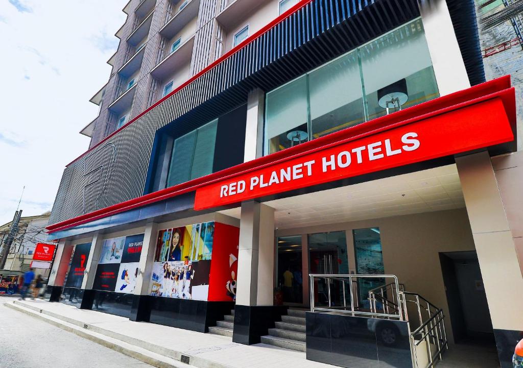 Suasana Red Planet Hotels tampak lengang. FOTO - ISTIMEWA Rugi Bengkak, PSKT Defisit Rp335 Miliar