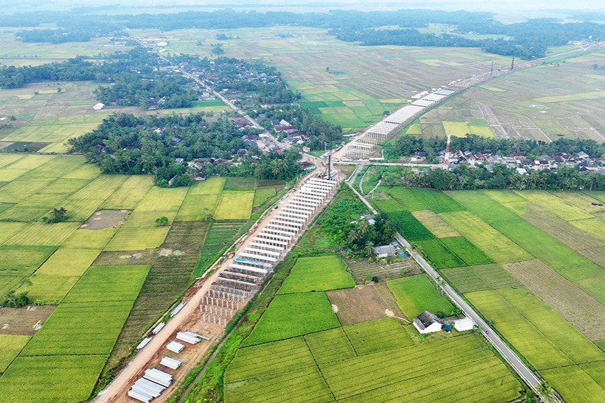 *Foto 3* SIG hingga September 2025 memasok 98.000 ton semen UltraPro untuk proyek pembangunan Jalan Tol Serang – Panimbang, sebagai upaya mendukung percepatan pertumbuhan dan pemerataan ekonomi di wilayah Banten. SIG Pasok 98.000 Ton Semen untuk Tol Serang–Panimbang di Banten