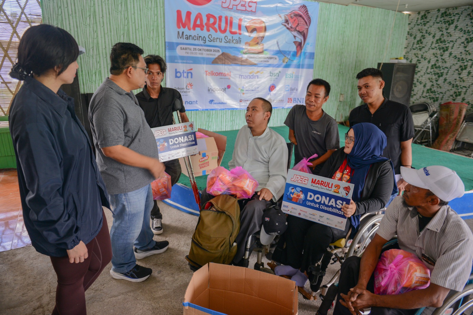 External Communications Telkomsel Anisa Molyna (dari kiri),  bersama Corporate Secretary PT Bekasi Fajar Industrial Estate Tbk Herdian, berbincang dengan penyandang disabilitas dalam rangka turnamen mancing bersama Journalist Photo Economic Group (JPEG), di Jakarta, Sabtu (25/10/2025). (FOTO: Endang Muchtar). JPEG Ajak Stakeholder Dukung Keberlangsungan Hidup Disabilitas