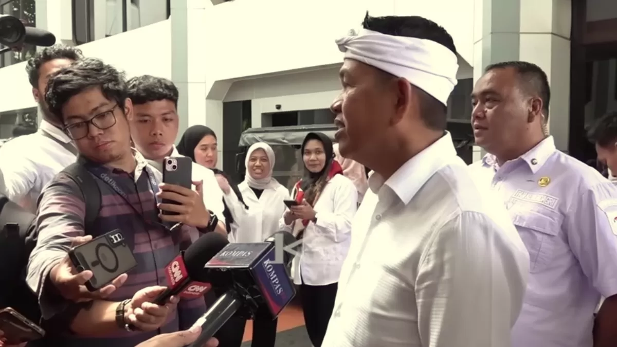 Gubernur Jawa Barat Dedi Mulyadi melayani pertanyaan wartawan. Dok. Channel Kang Dedi Mulyadi/Radar Bogor. Dana Daerah, Tak Cukup ke Kemendagri dan BI Kang Dedi Juga Datangi BPK