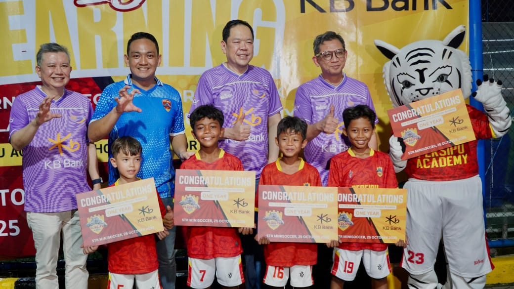 KB Bank (BBKP) mempertegas komitmennya terhadap pembangunan sosial berkelanjutan. Inisiatif corporate social responsibility (CSR) dalam rangka peringatan Hari Sumpah Pemuda ini menggabungkan pendidikan, olahraga, dan pembentukan karakter. Dok. Ist. Gandeng Persipu Academy, KB Bank (BBKP) Salurkan Beasiswa Sepak Bola