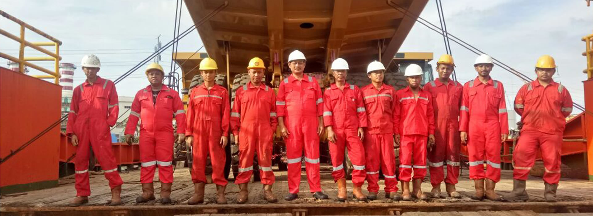 Potret pekerja PT Pelayaran Jaya Hidup Baru Tbk. (PJHB) sesaat berfoto bersama di kapal. IPO PJHB Disebut Bernuansa Keluarga, Ada Konglo?