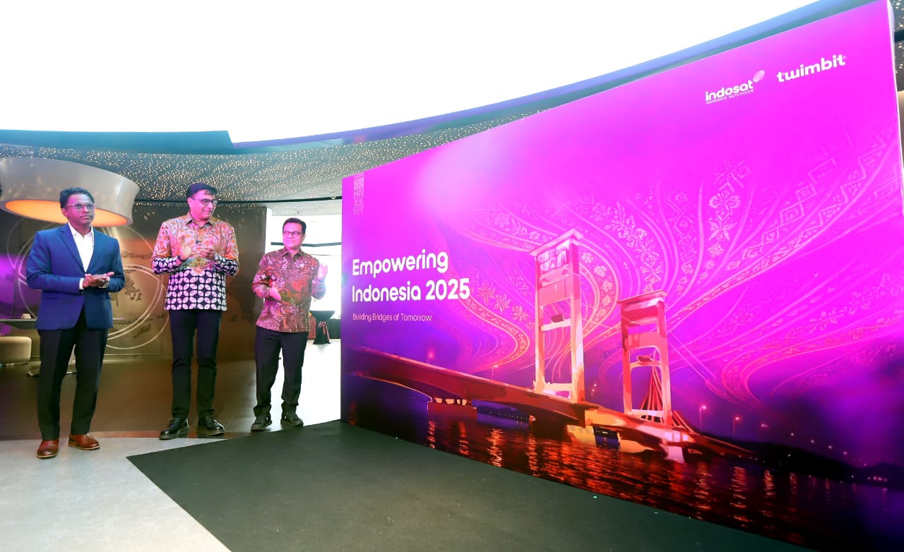 Potret perhelatan peluncuran Empowering Indonesia Report 2025 bertema “Building Bridges of Tomorrow”, hasil kolaborasi Indosat Ooredoo Hutchison (IOH) dan perusahaan riset Twimbit. Indosat–Twimbit Report: Kedaulatan AI Jadi Kunci Indonesia Emas 2045