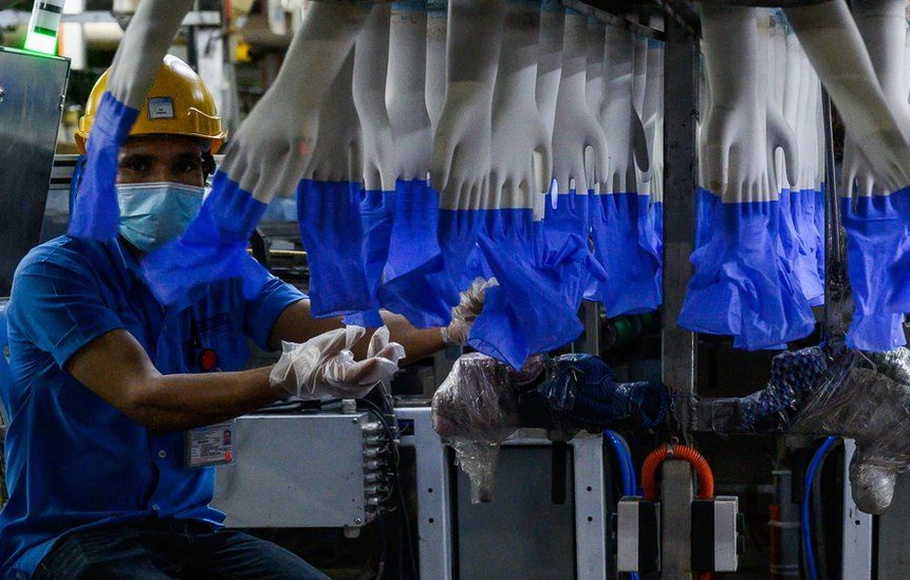 Seorang pekerja tengah merapikan produk sarung tangan besutan perseroan. FOTO - ISTIMEWA MARK Gulirkan Dividen Interim Rp20 per Lembar, Simak Jadwalnya
