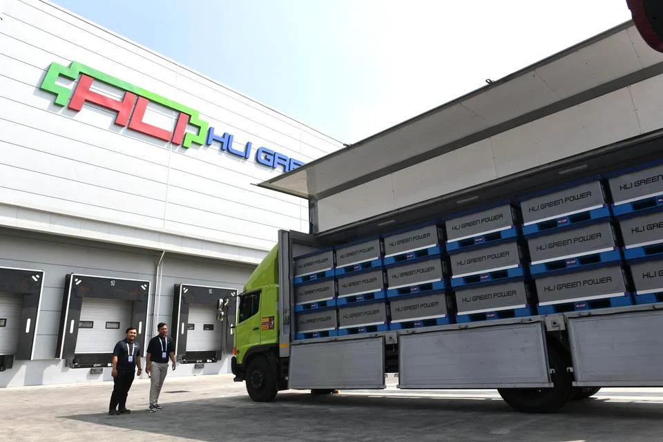 Dua petugas lapangan tengah mengecek truk listrik besutan perseroan. FOTO - ISTIMEWA Balik Kanan! Laba Green Power (LABA) Melangit 209,96 Persen