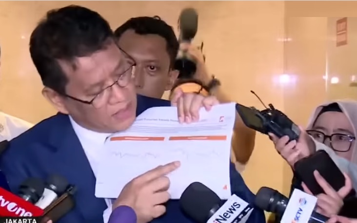 Menkeu Purbaya Yudhi Sadewa menunjukkan data LPS untuk menepis kritik bekas Kepala Komunikasi Kantor Presiden, Hasan Nasbi yang menyebut gaya ceplas-ceplosnya melemahkan pemerintah.(Foto: Tangkapan layar Youtube TvOne) Unjuk Data, Purbaya Tepis Ceplas-Ceplosnya Lemahkan Pemerintah