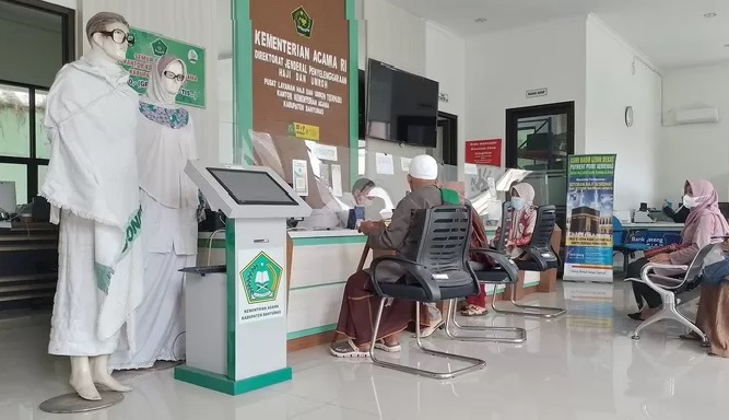 Calon jamaah haji membayarkan setoran Biaya Penyelenggaraan Ibadah Jaji (BPIH) ke bank penerima setoran.(Foto: Dok) Penentuan Biaya Haji Harus Terbuka, Tidak Ada yang Ditutupi