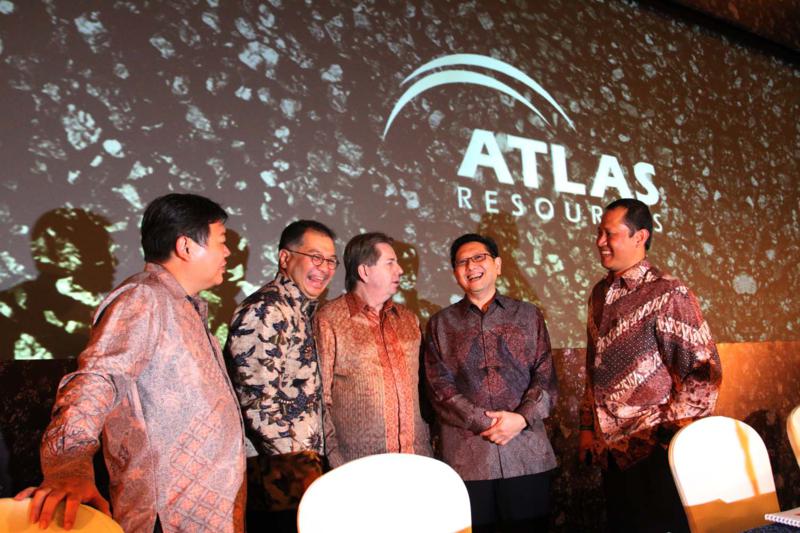 Potret manajemen ARII berfoto bersama seusai melaksanakan agenda korporasi. Besok! Atlas Resources (ARII) Minta Restu Private Placement