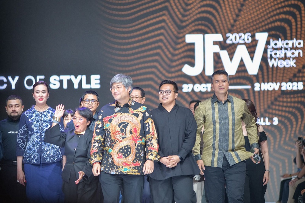 Corporate Secretary BTN, Ramon Armando (kanan), Menteri Pariwisata Republik Indonesia Widiyanti Putri Wardhana (kiri), Svida Alisjahbana CEO GCM Group & Chairman Jakarta Fashion Week (kedua dari kiri) dan Komisaris PT Metropolitan Kentjana Tbk,  Karuna Murdaya (tengah) serta Creative Director Jakarta Fashion Week, Andandika Surasetja (kedua dari kanan) melangkah bersama di atas runway dalam acara Pembukaan Jakarta Fashion Week (JFW) 2026, di Jakarta, Senin (27/10). (Foto: Endang Muchtar). Dukung Industri Fashion, BTN Hadir di Jakarta Fashion Week 2026