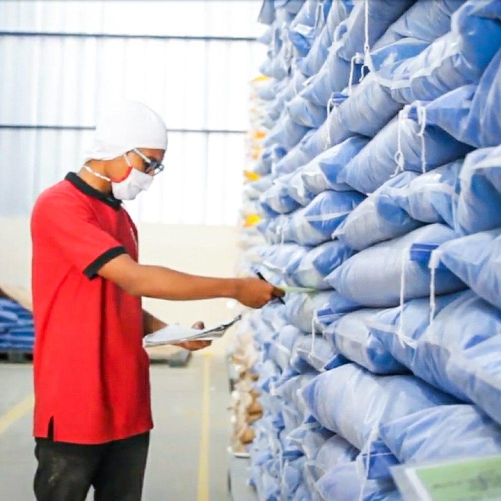 Potret pekerja PT Raja Roti Cemerlang Tbk. (BRRC) memeriksa produk tepung panir miliknya. BRRC Beber Fakta Baru Bareng Calon Pengendali MEJA