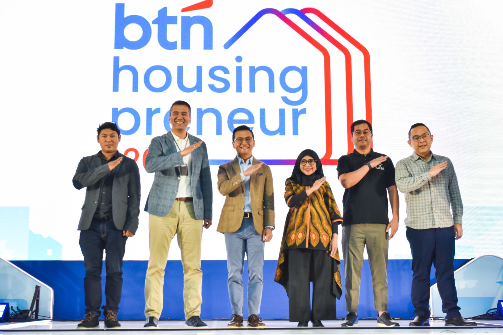 Direktur Risk Management PT Bank Tabungan Negara (Persero) Tbk Setiyo Wibowo (ketiga kiri) bersama Corporate Secretary BTN Ramon Armando (kedua kiri), Asisten Profesor Departemen Arsitektur UI Dr. Miktha Farid Alkadri (kiri), Direktur Pengembangan Kerja Sama, Komersialisasi Aset, dan Kawasan Terpadu Universitas Indonesia Winny Hanifiati Warouw (ketiga kanan), Juara 2 BTN Housingpreneur 2024 Kategori Housing Related Innovation – Value Chain & Founder Plustik Reza Hasfinanda (kedua kanan), serta Founder & CVO BARDI Smart Home Ryan Maurice Tallulah (kanan) berfoto bersama usai Kick Start BTN Housingpreneur 2025 di Auditorium Balai Purnomo Prawiro, Universitas Indonesia, Depok, Selasa (28/10).(Foto: Endang Muxhtar). BTN Resmi Gelar Kompetisi Housingpreneur 2025
