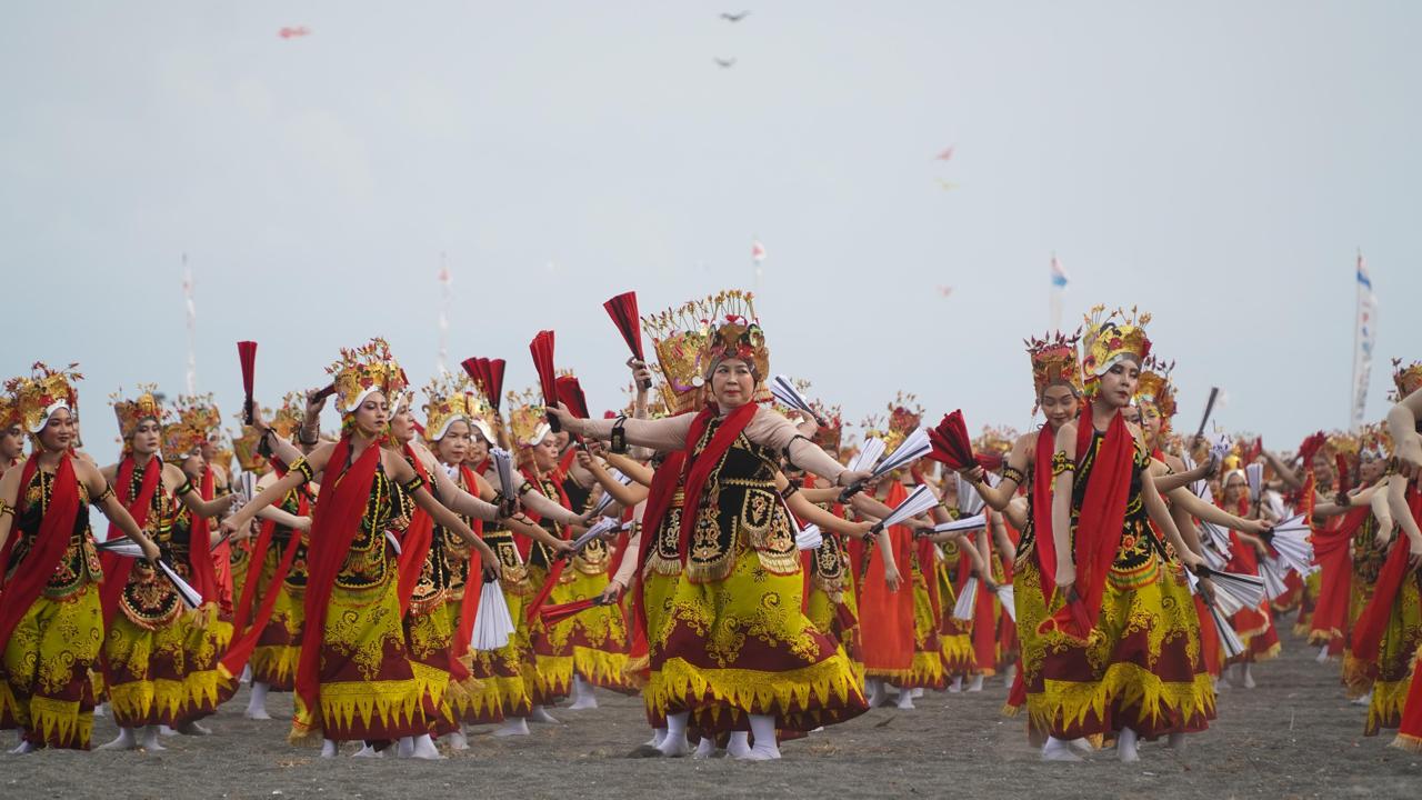 Totalitas SlarasBudaya pada Festival Gandrung Sewu 2025, A Sea of Dancers Totalitas SlarasBudaya pada Festival Gandrung Sewu 2025