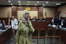 Karen Agustiawan di persidangan. dok. SINDOnews. Kasus Korupsi Minyak Pertamina, Siapa Dua Tokoh yang Tekan Karen?