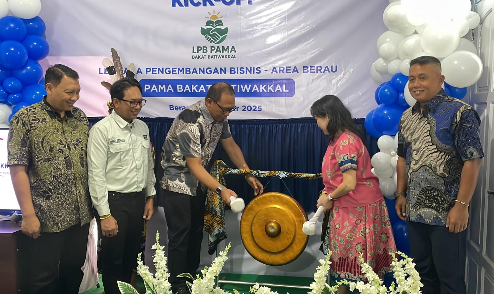 Direktur PT Pamapersada Nusantara (PAMA) Abdul Nasir Maksum (tengah) bersama Sekretaris Yayasan Astra – Yayasan Dharma Bhakti Astra (YDBA) Ema Poedjiwati (dua dari kanan) memukul gong sebagai tanda peresmian Lembaga Pengembangan Bisnis (LPB) PAMA Bakat Batiwakkal, didampingi jajaran manajemen PAMA, YDBA, dan PT Berau Coal. PAMA dan Yayasan Astra Buka Lembaga Pengembangan Bisnis ke-11 di Berau