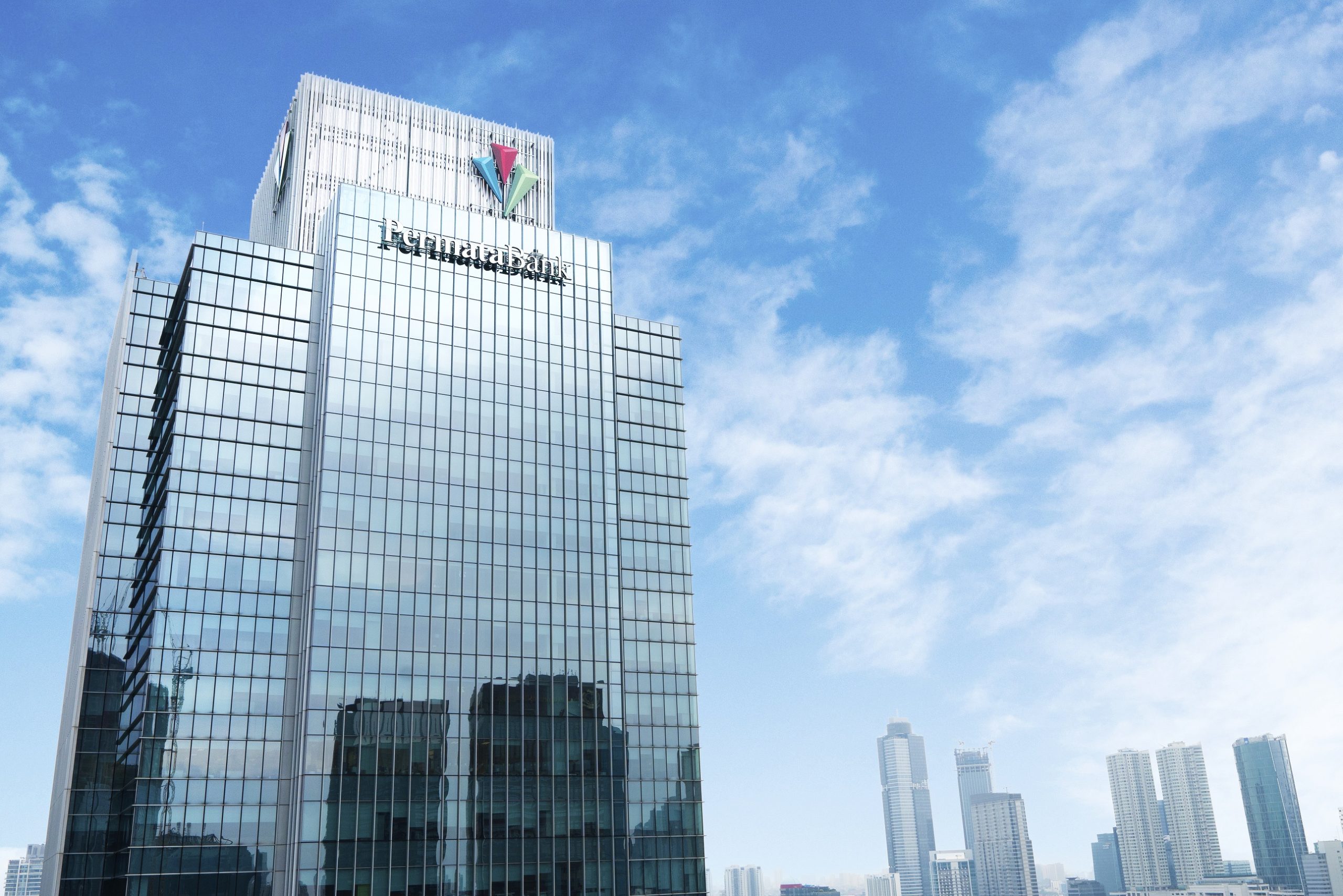 Gedung Bank Permata menjulang menantang langit. FOTO - ISTIMEWA Kuartal III 2025, Laba dan Pendapatan BNLI Tumbuh Minimalis