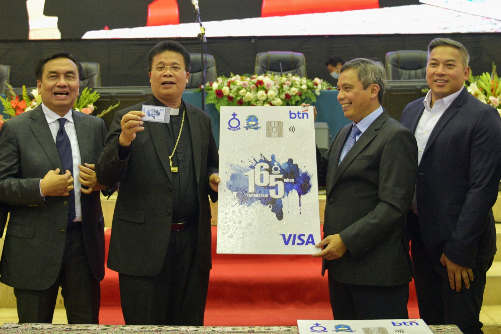 Direktur Utama BTN Nixon LP Napitupulu bersama Ompui Ephorus HKBP, Pdt. Victor Tinambunan, memperlihatkan mockup Kartu ATM Tabungan BTN-HKBP disaksikan  Ketua Yayasan Universitas HKBP Nommensen Effendi Muara Sakti Simbolon, Direktur Network & Retail Funding BTN Rully Setiawan, Direktur Information Technology BTN Tan Jacky Chen, dan Direktur Commercial Banking BTN Hermita saat peluncuran Tabungan BTN-HKBP di Auditorium HKBP Seminarium Sipoholon, Tapanuli Utara (Taput), Sumatera Utara, Selasa (28/10/2025). (Foto: Endang Muchtar). BTN Resmi Luncurkan Tabungan BTN - HKBP