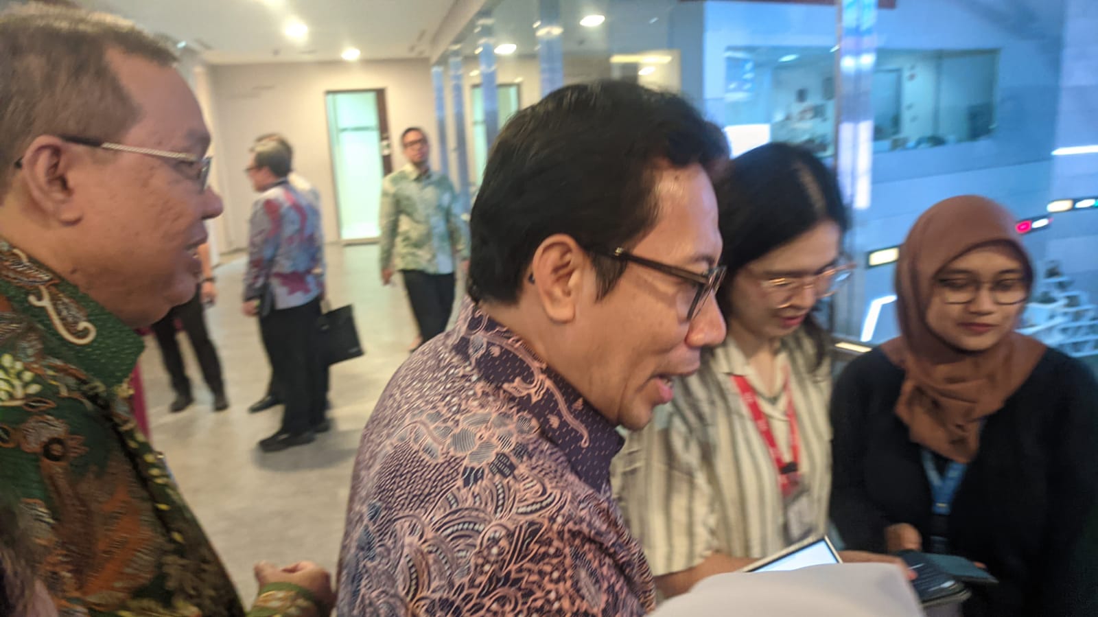 Potret beberapa pejabat Bursa Efek Indonesia meninggalkan ruangan seusai RUPSLB BEI di Jakarta, Rabu (29/10). BEI Sebut Masih Ada 3 IPO Lighthouse Siap Melantai Tahun Ini