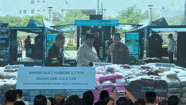 Presiden Prabowo Subianto menyaksikan langsung pemusnahan barang bukti kasus narkoba tangkapan Polri. Dok. Liputan6.com/Lizsa Egeham. Presiden Ikut Musnahkan Barang Bukti 214 Ton Narkoba Senilai Rp29T