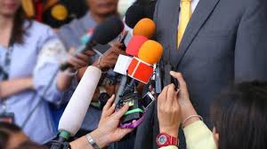 Ilustrasi para wartawan sedang mewawancarai narasumber. Dok. Tribunnews. Soal Multitafsir Perlindungan Wartawan, Ini Penjelasan Dewan Pers