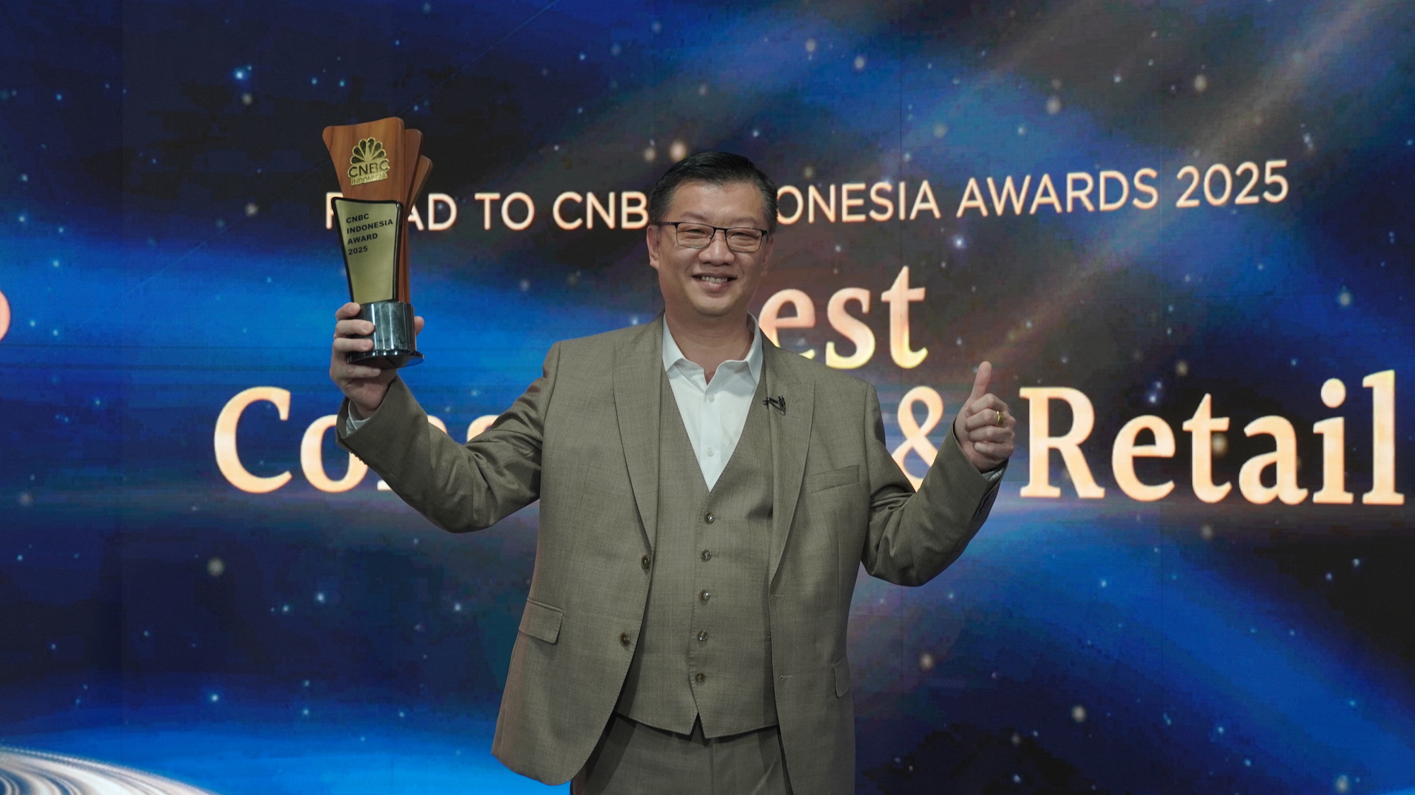Mengky Mangarek, CEO Multi Medika Internasional mengangkat piala sebagai FMCG Game Changer of The Year 2025. FOTO - ISTIMEWA Multi Medika Gondol FMCG Game Changer of The Year 2025