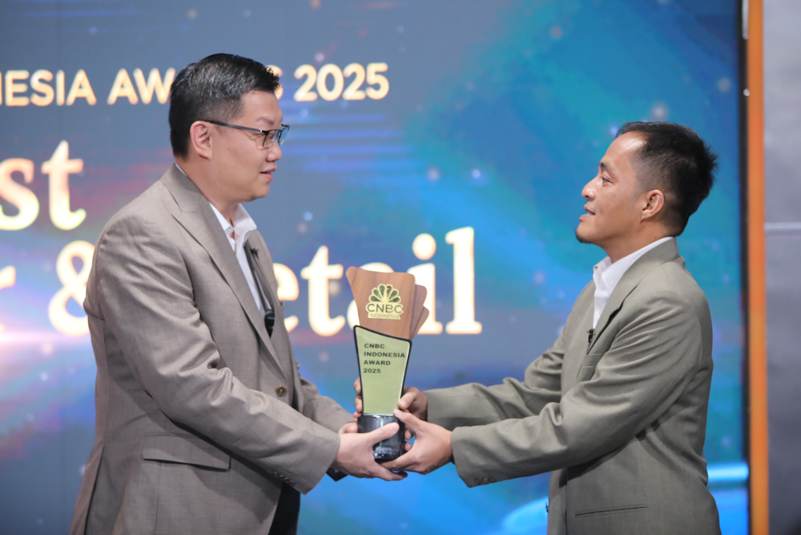 Mengky Mangarek, CEO Multi Medika Internasional mengangkat piala sebagai FMCG Game Changer of The Year 2025. FOTO - ISTIMEWA Multi Medika Gondol FMCG Game Changer of The Year 2025