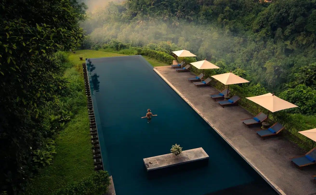 Tampak seorang pengunjung tengah menikmati fasilitas Villa Ubud. FOTO - ISTIMEWA Emiten Suami Puan (BUVA) Raup Laba Meroket 662 Persen