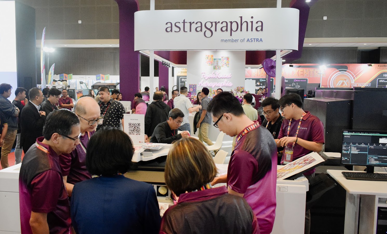 Pengurus Astragraphia memeriksa hasil cetakan mesin baru. FOTO - ISTIMEWA Laba Bersih Surplus 20 Persen, Ini Kata Bos Astragraphia (ASGR)