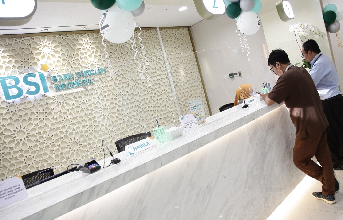 Tampak dua nasabah tengah mendapat pelayanan dari petugas BSI. FOTO - ISTIMEWA Naik Tipis, Simak Kinerja Keuangan BSI (BRIS) Kuartal III 2025