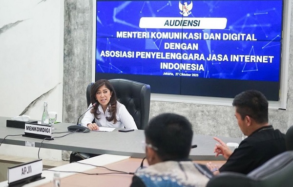Menteri Komunikasi dan Digital Meutya Hafid dalam audiensi dengan Asosiasi Penyelenggara Jasa Internet Indonesia (APJII) di Kantor Komdigi, Jakarta Pusat, Senin (27/10/2025) (Foto: Humas Kemkomdigi) Komdigi Minta ISP Sediakan Akses Internet Terjangkau