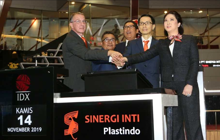 Potret manajemen PT Sinergi Inti Plastindo Tbk. (ESIP) mencatatkan sahamnya di Bursa. ESIP Umumkan Dividen Interim, Saham Melonjak ARA