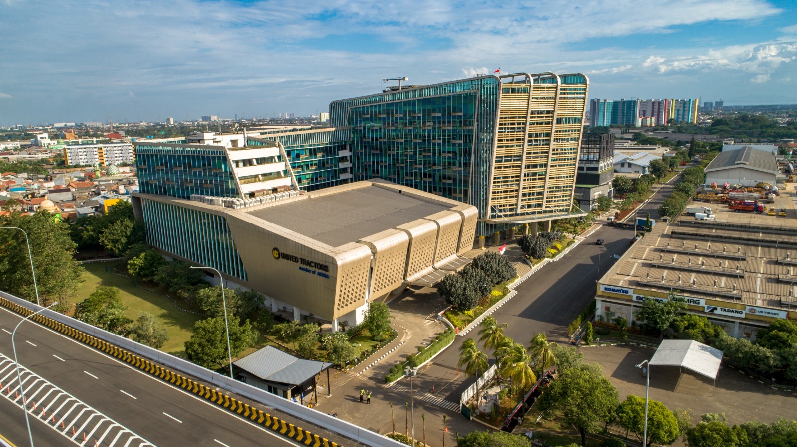 Gedung United Tractors tampak dari udara. FOTO - ISTIMEWA Susut 26 Persen, Laba UNTR Kuartal III 2025 Sisa Rp11,5 Triliun