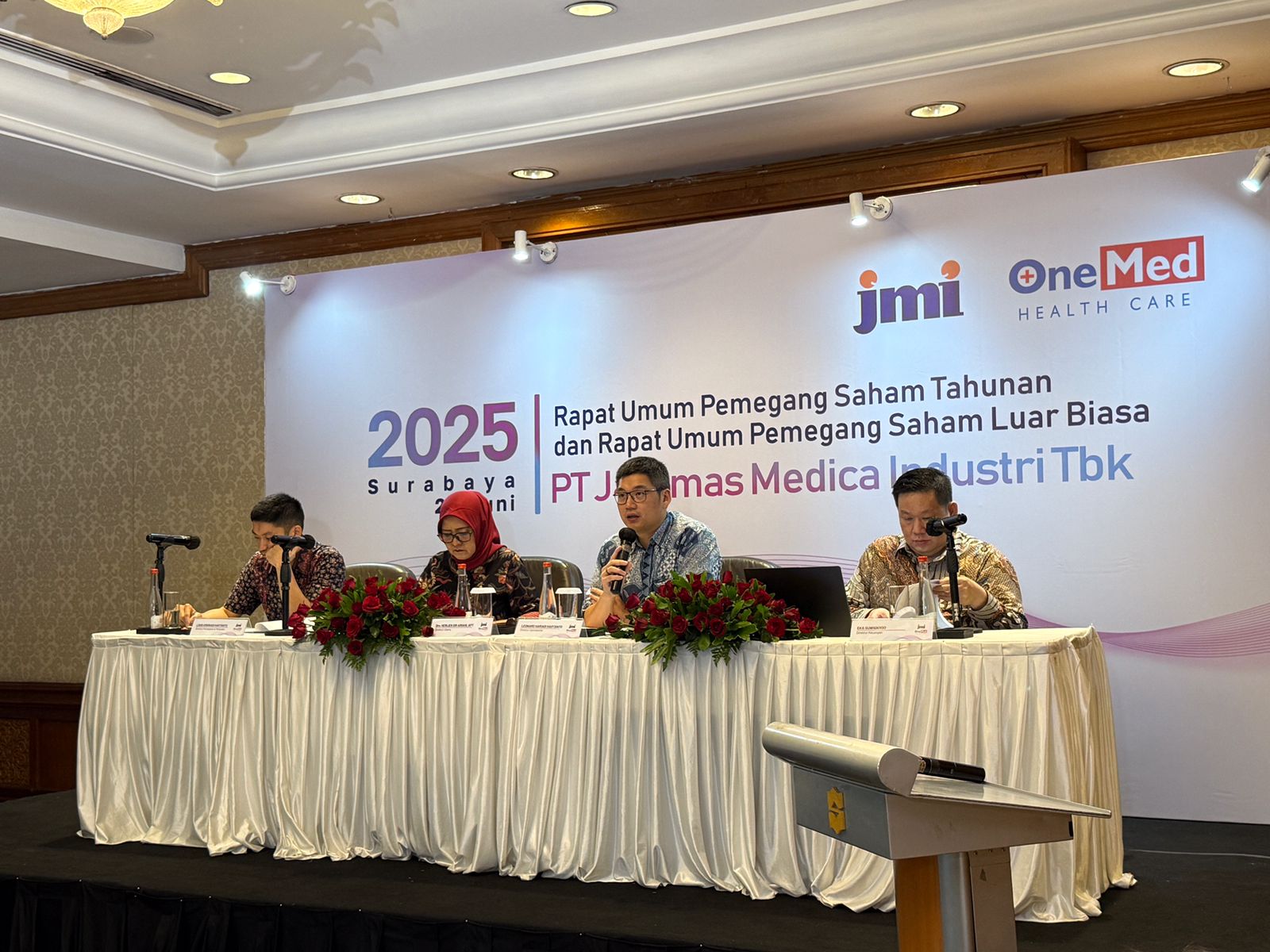 Pengurus Jayamas Medica kala memaparkan kinerja perseroan. FOTO - ISTIMEWA Raup Pendapatan Rp1,47 T, Laba OMED Melejit 20 Persen