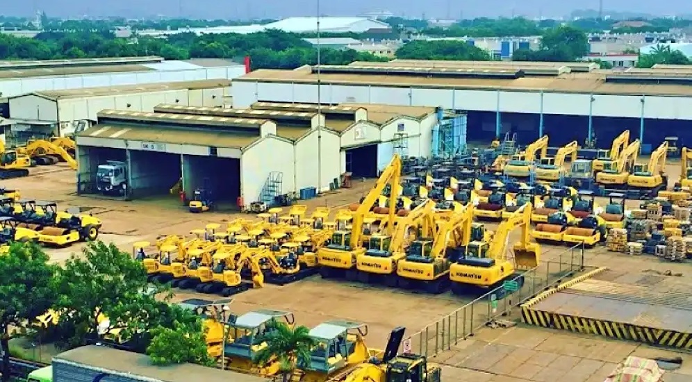 Puluhan alat berat berjejer rapi di area pabrik perseroan. FOTO - ISTIMEWA Mulai Hari Ini, Grup Astra (UNTR) Buyback Rp2 Triliun