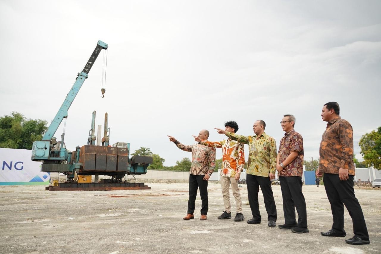 Manajemen MHKIn ketika meninjau proyek milik perseroan. MHKI Terus Berinovasi Wujudkan Pengelolaan Limbah Berkelanjutan