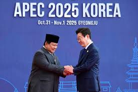 Presiden RI Prabowo Subianto mendapat sambutan hangat dari Presiden Korea Selatan Lee Jae-myung saat menghadiri Pembukaan Konferensi Tingkat Tinggi Kerja Sama Ekonomi Asia Pasifik (KTT APEC) 2025, di Gyeongju, Korea Selatan, Jumat (31/10/2025) waktu setempat. Dok. Sekretariat Negara. Presiden Tegaskan Kerja Sama Multilateral Menuju Asia Pasifik Tangguh