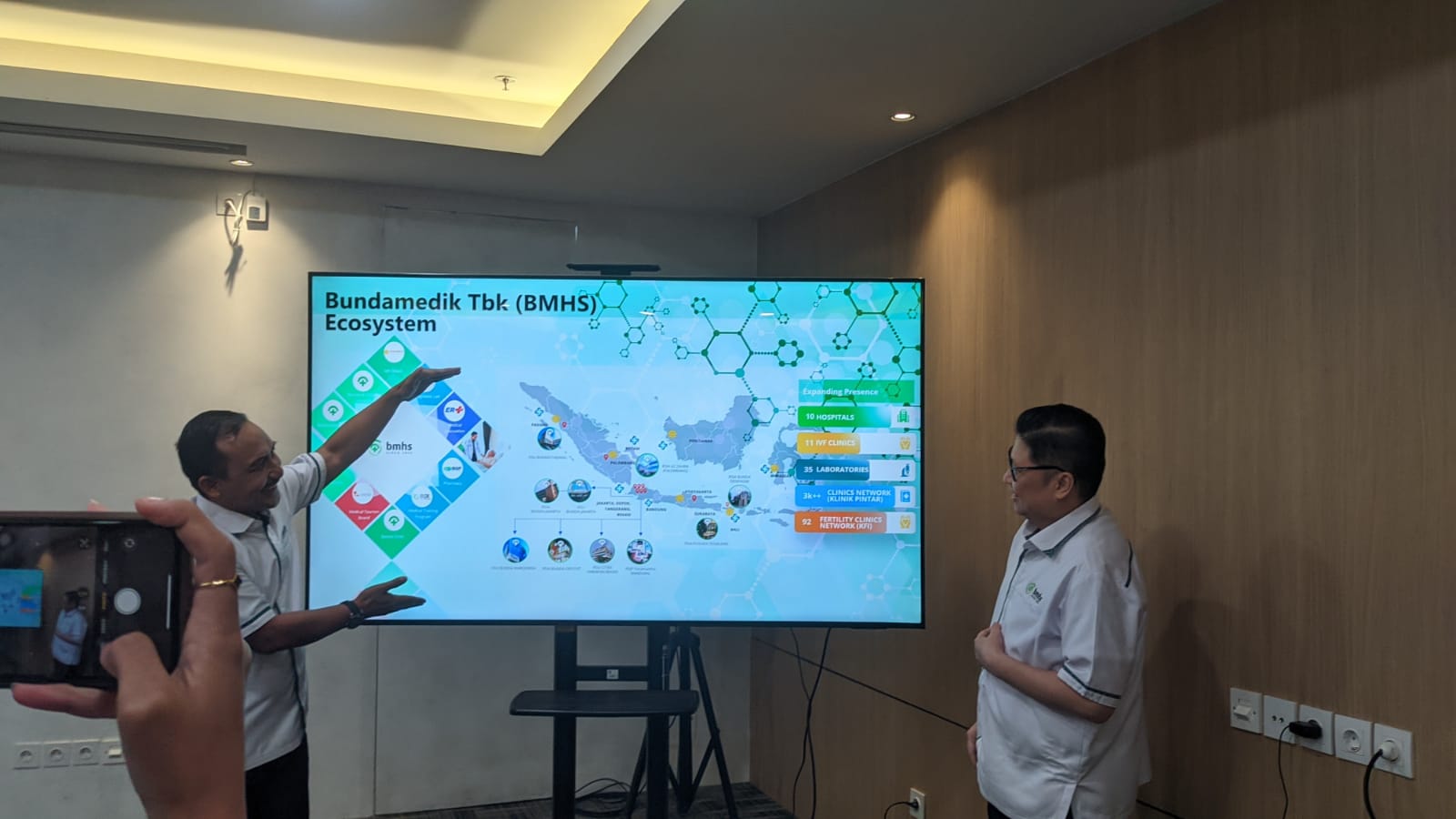 Manajemen  BMHS ketika menggelar paparan kinerja kuartal III Perkuat Fundamental, BMHS Catat Pertumbuhan di Kuartal III-2025