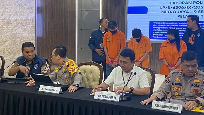 Direktorat Siber Polda Metro Jaya membongkar kasus penipuan dengan modus investasi saham dan kripto palsu melalui media sosial. Dok. Detiknews. Polda Jaya Bongkar Sindikat Penipu Modus Investasi Saham dan Kripto