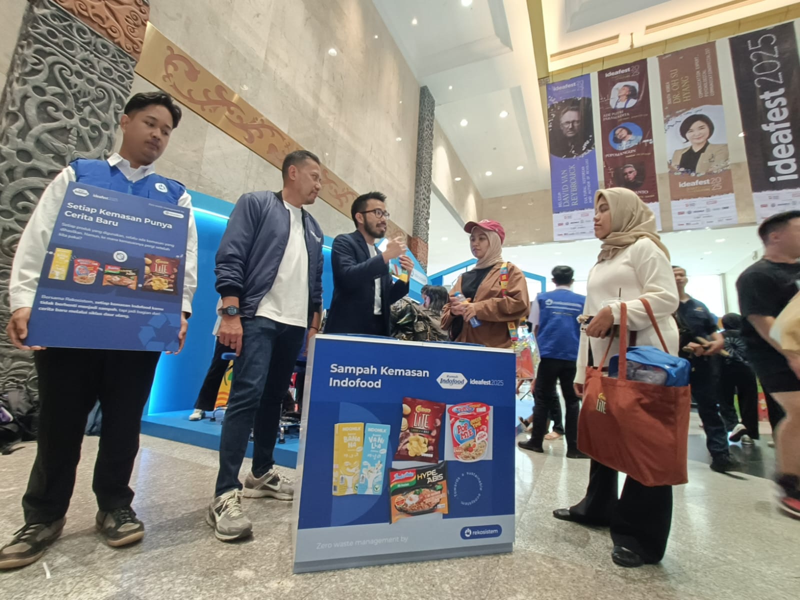 Andrew Ferdinand Hallatu, Head of Corporate Public Relations PT Indofood Sukses Makmur Tbk Ernest C. Layman, Chief Executive Officer Rekosistem. Indofood Dukung IdeaFest 2025, Gaungkan Kebaikan lewat Kolaborasi