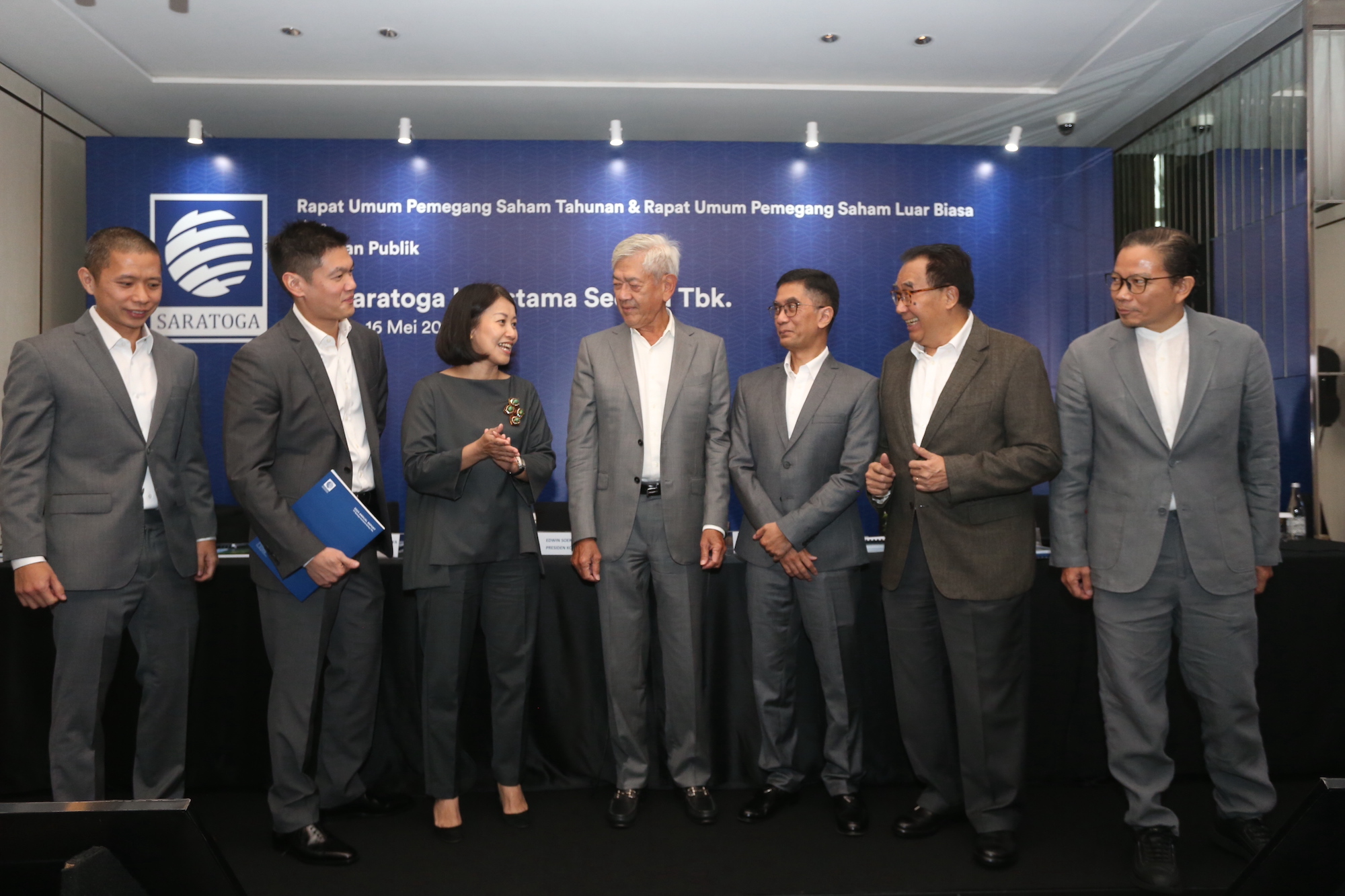 Pengurus Saratoga tampak berbincang hangat usai pelaksanaan RUPS tahunan perseroan. FOTO - ISTIMEWA Anjlok 147 Persen, Saratoga (SRTG) Berbalik Rugi Rp2,43 TriliunĀ