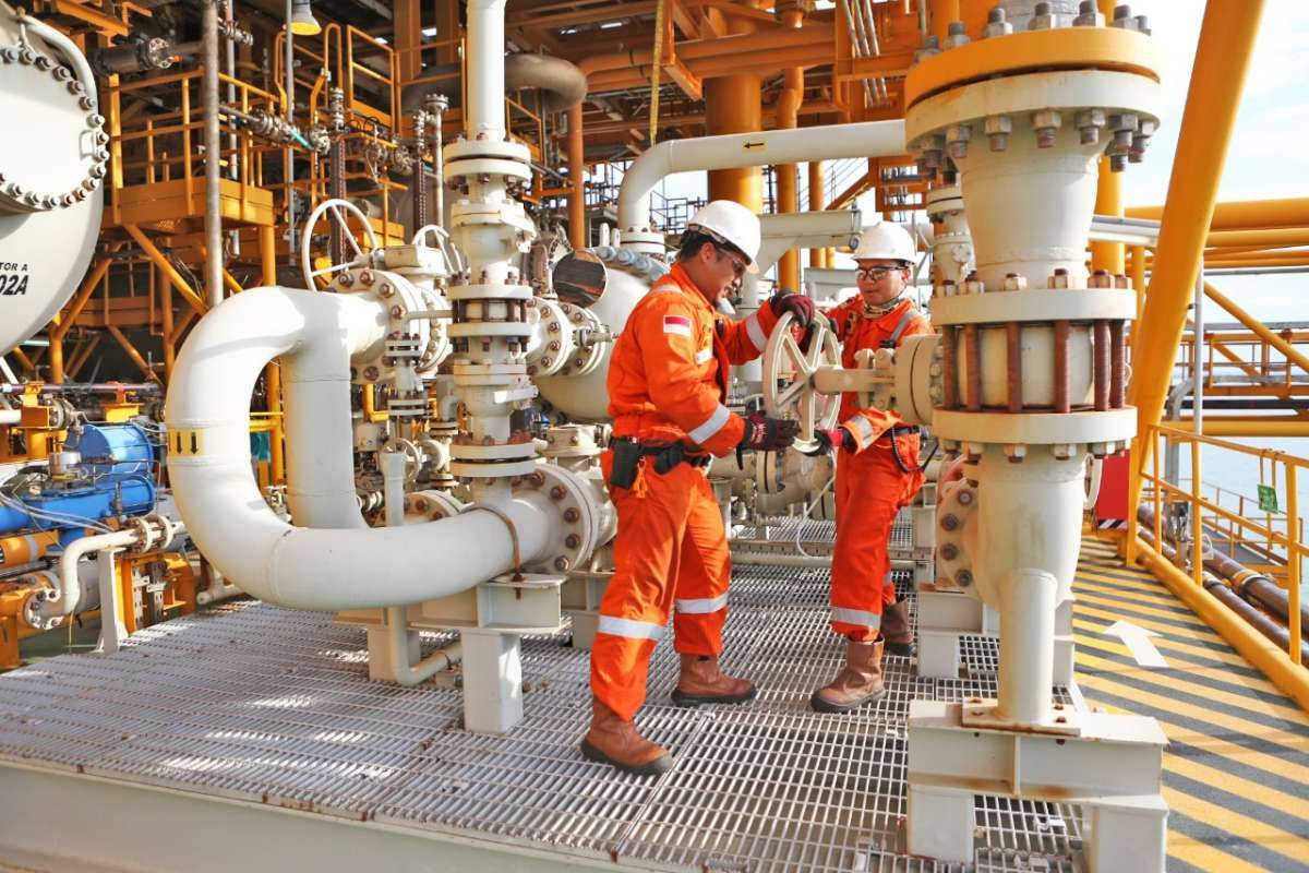 Dua orang petugas tengah melakukan pengecekan rutin atas infrastruktur penyaluran gas perseroan. FOTO - ISTIMEWA Susut 10 Persen, Laba PGN (PGAS) Sisa USD237,89 Juta