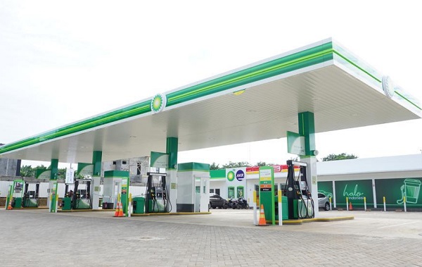 Stasiun pengisian bahan bakar umum (SPBU) bp akhirnya buka lagi setelah PT Aneka Petroindo Raya (AKR) membeli 100.000 barel base fuel dari Pertamina Patra Niaga.(Foto: Dok) Beli 100 Ribu Barel Base Fuel dari Pertamina, SPBU BP Jualan Lagi