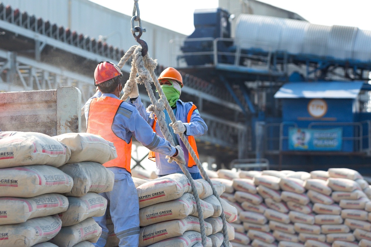 Proses bongkar muat produk zak Semen Gresik untuk siap diangkut ke truk distribusi semen di Dermaga Terminal Khusus (Tersus) SIG di Kabupaten Tuban, Jawa Timur. SIG (SMGR( Catatkan Profitabilitas di Tengah Tantangan Pasar Domestik